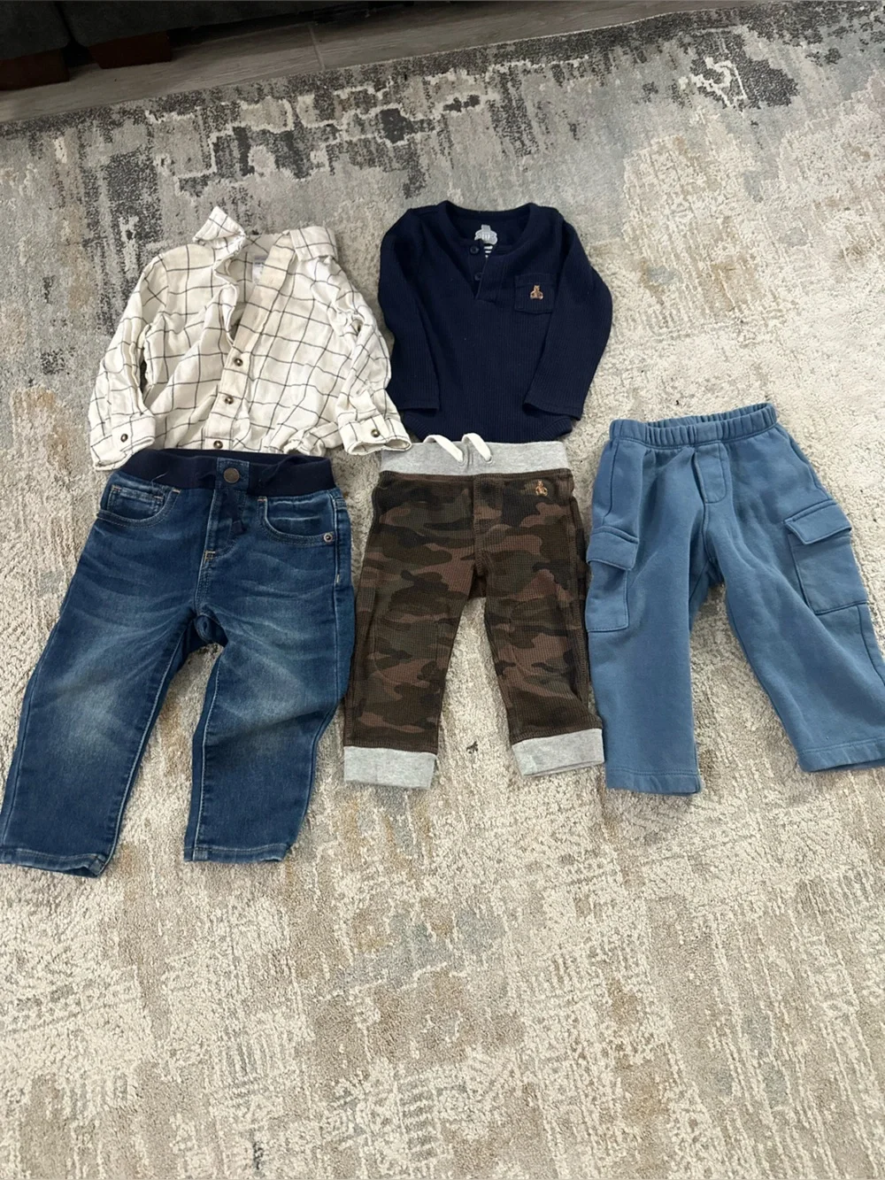 5 piece Gap bundle of baby boy 12-18 month clothes.